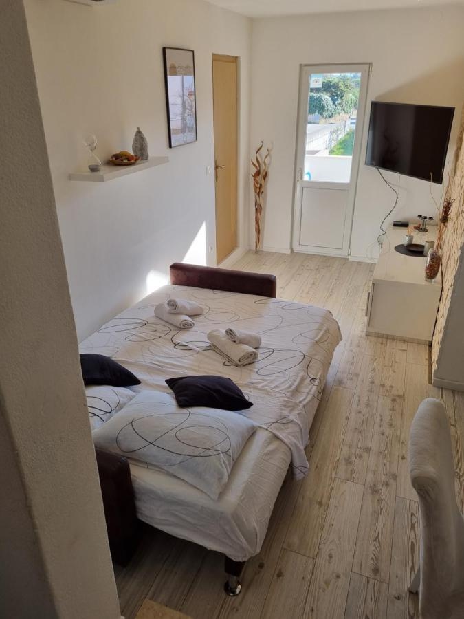 Bruno'S Poolside Apartments - Near Beach Τρογκίρ Εξωτερικό φωτογραφία