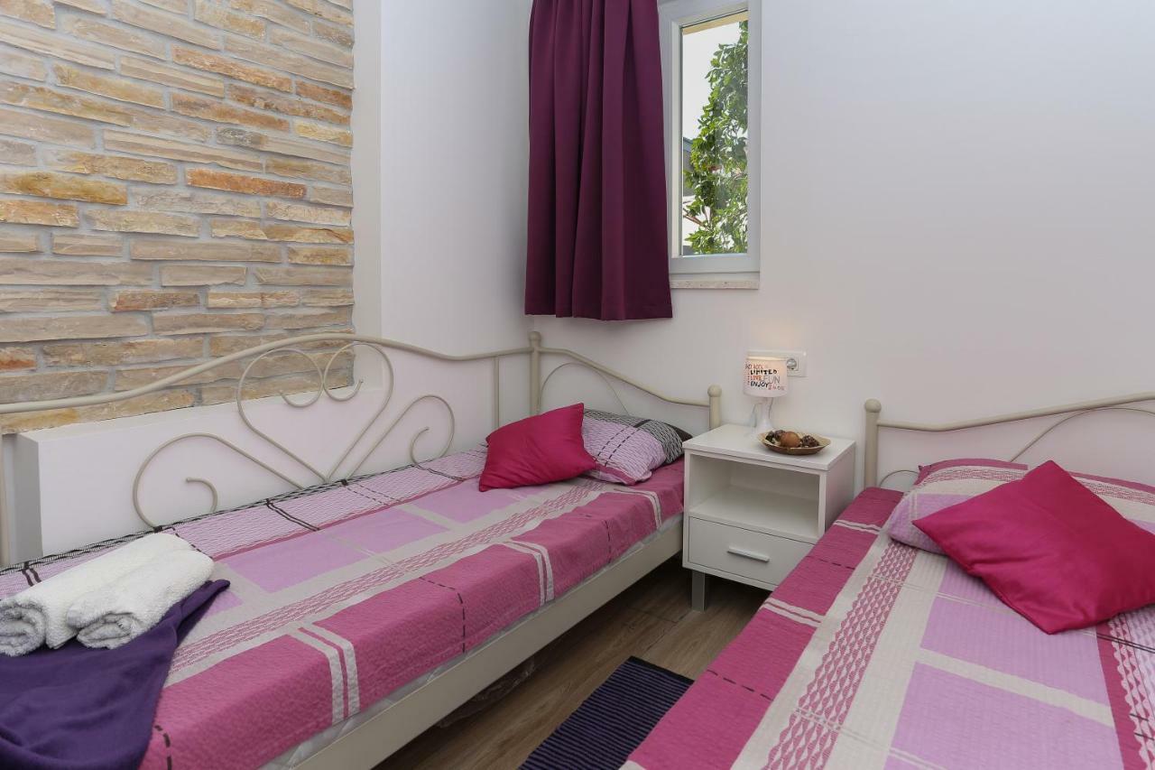 Bruno'S Poolside Apartments - Near Beach Τρογκίρ Εξωτερικό φωτογραφία